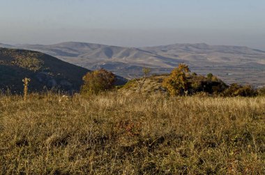 Güzel köy Zhrebichko, Bratsigovo belediyesi, Rodop dağları, Bulgaristan yakın yaprak döken ağaçlar ile glade, tepe, orman Amazing sonbahar görünümü  