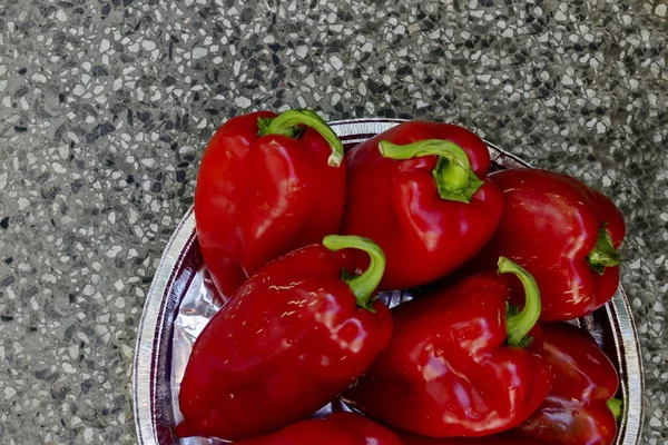Kilka Czerwonych Dojrzałych Surowe Papryki Papryka Lub Capsicum Zielonym Macierzystych — Zdjęcie stockowe