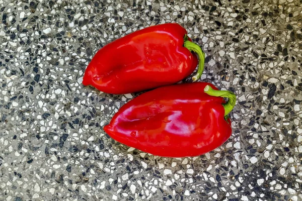 Dos Pimientos Rojos Crudos Maduros Pimentón Capsicum Con Tallo Verde — Foto de Stock