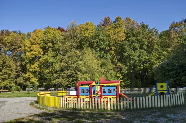 ソフィア ブルガリア 10月12 2017 木製の鉄道と屋外スライド サウスパーク ソフィア ブルガリアと自然の森の子供の遊び場の秋の景色 所定の場所で訪問 — ストック写真