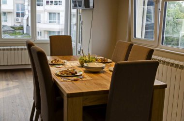 Sofya, Bulgaristan - 12 Mayıs 2019: Sofya, Bulgaristan 'da bir masada kızarmış patates ve yeşil salatayla iştah açıcı bir akşam yemeği sundu. Ziyaret yerinde..