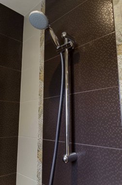 Sofya ve Bulgaristan 'da yenilenmiş bir evde duş kabini olan modern iç banyo  