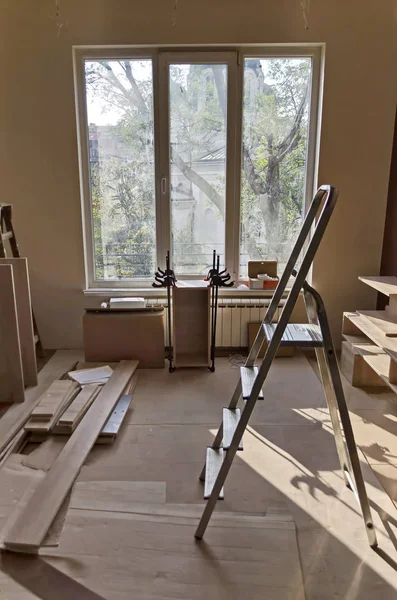 用一些切割和组装家具的工具翻修一个房间 保加利亚索菲亚 — 图库照片