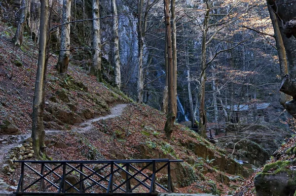 Őszi Séta Labirintusban Teteven Balkán Magas Csúcsok Folyó Híd Vízesés — Stock Fotó