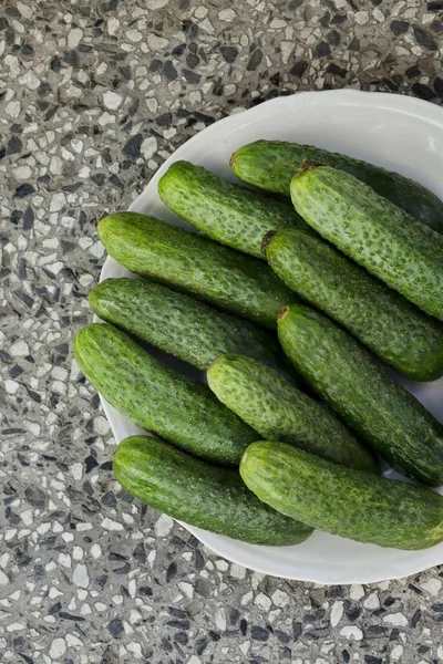 Een Stapel Verse Groene Komkommer Augurken Een Bord Sofia Bulgarije — Stockfoto