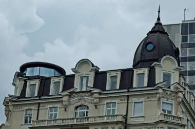 Sofya, Bulgaristan - 25 Nisan 2010: Bulgaristan 'ın başkenti Sofya, Bulgaristan ve Avrupa' daki XX yüzyılına ait eski güzel binaların parçaları. Ziyaret yerinde..