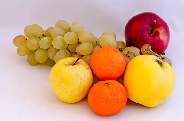 Grupo Diferentes Frutos Frescos Maduros Maçã Marmelo Uvas Laranjas Sofia — Fotografia de Stock