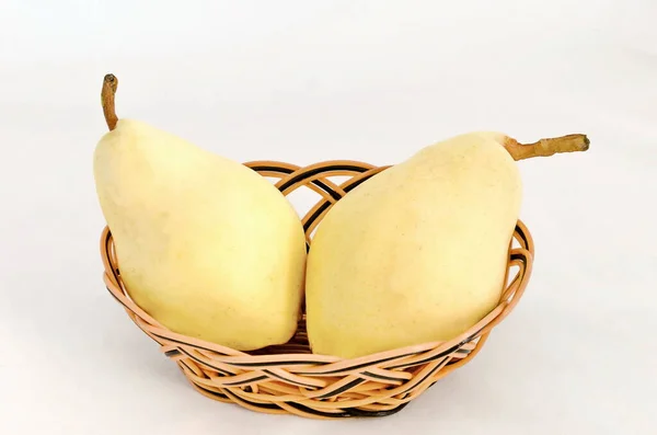 保加利亚索菲亚 篮子里新鲜成熟的健康的黄色梨 可供食用 — 图库照片