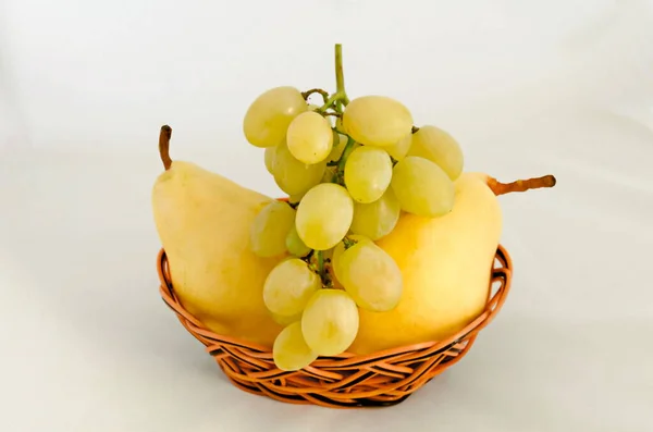 Poires Jaunes Fraîches Mûres Raisins Blancs Dans Panier Prêts Manger — Photo