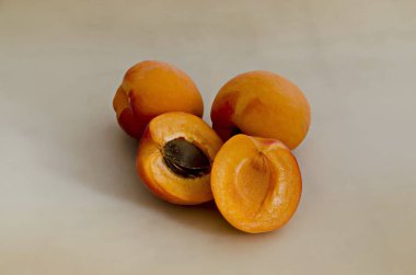 Birçok olgun kayısı meyvesinden oluşan bir grup, arka plan olarak kullanılabilir: Sofya, Bulgaristan  