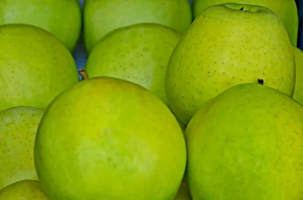 Manzanas Verdes Maduras Sobre Fondo Oscuro Otoño Sofía Bulgaria — Foto de Stock