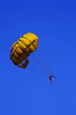 Sarı paraşüt. Aşırı. Özgürlük