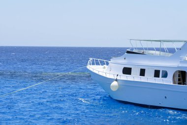 Beyaz mavi su kırmızı deniz nea mercan kayalığı yat