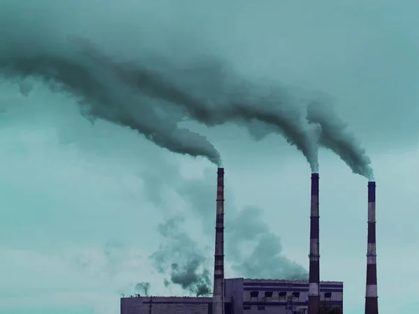 El humo de las tuberías de la fábrica contamina el aire —  Fotos de Stock