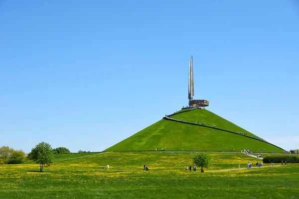Complexe commémoratif du monticule de gloire en Biélorussie, victoire dans la Seconde Guerre mondiale, monument aux guerres soviétiques, quatre fronts — Photo