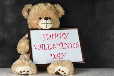 Ayı Teddy bir kalp şeklinde çerçeve ile Sevgililer Günü'nde seni seviyor