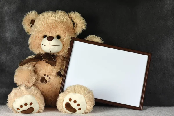 Urso Teddy com uma moldura em forma de coração ama você no Dia dos Namorados — Fotografia de Stock