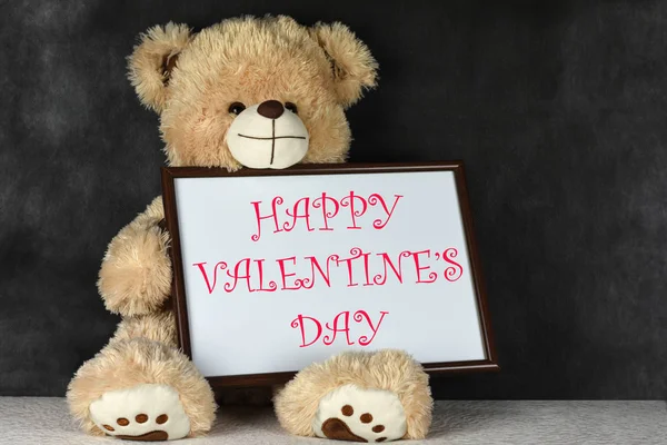 Ayı Teddy bir kalp şeklinde çerçeve ile Sevgililer Günü'nde seni seviyor