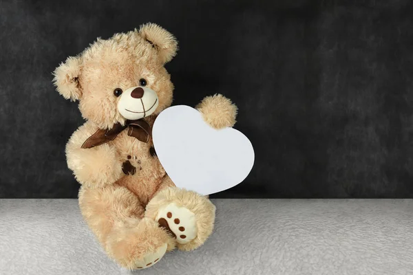 Urso de pelúcia com corações deseja-lhe o dia de um Valentim feliz — Fotografia de Stock