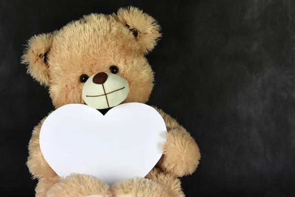 Oso de peluche con un marco en forma de corazón te ama en el día de San Valentín —  Fotos de Stock