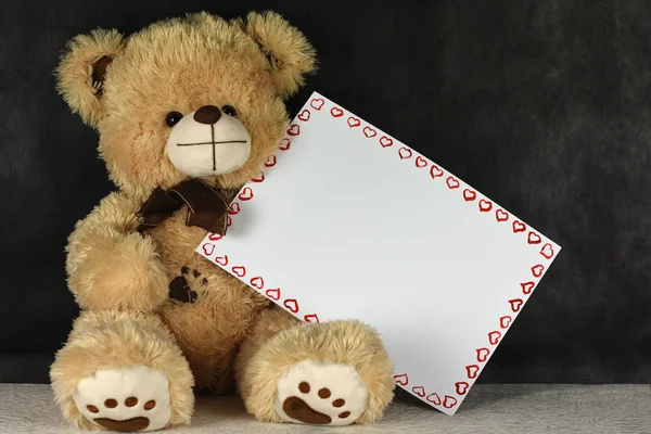 Bear Teddy avec un cadre en forme de coeur vous aime le jour de la Saint-Valentin — Photo