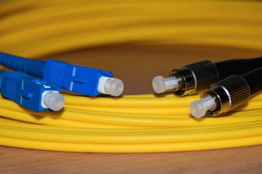 Yakın çekim telekomünikasyon fiber optik yama kablosu konnektörleri
