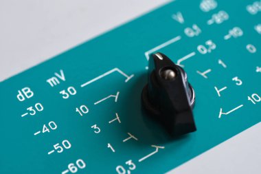 Çetele ve açma/kapatma düğmesi analog bir noktanın ölçüm güç ve gerilim metre