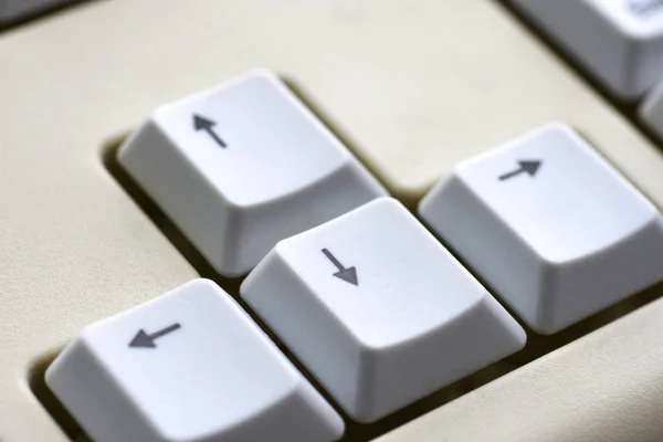 Μαύρο βέλος στα λευκά κουμπιά από ένα πληκτρολόγιο λευκό γκρο πλαν — Φωτογραφία Αρχείου