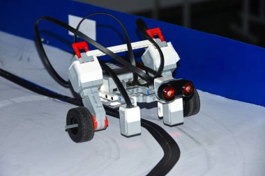 Robot araba Tasarımcısı Ayrıntılar sürmek manyetik yolda başlangıç öğrenciler tarafından monte