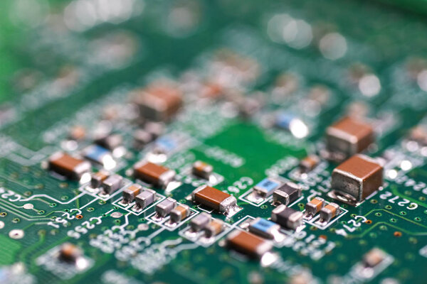 Микрочипы, радиоэлементы, процессор на электронной плате, материнская плата
