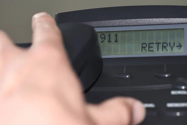 Marcación de dígitos 911 en la pantalla del teléfono — Foto de Stock