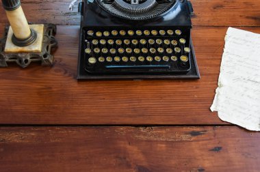 Bir daktilo ve kağıt copiespaces bir yer ile eski vintage masaüstüyle