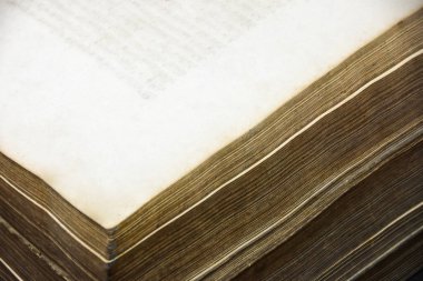 Eski sarı sayfalar yakın çekim ile antik büyük kitap