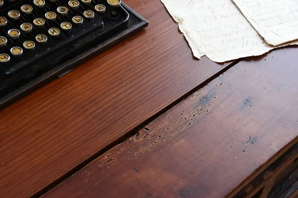 Régi vintage iskolapad-val egy írógép és egy darab papír, egy hely a copiespaces — Stock Fotó