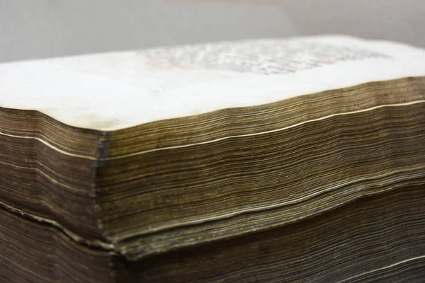 Uraltes großes Buch mit alten gelben Seiten in Nahaufnahme — Stockfoto
