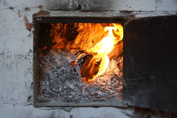 Számviteli üzleti dokumentumok égett a tűz a kemencében — Stock Fotó