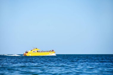 Mavi denizin üzerinde turist Yelkenli Yat