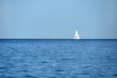 Mavi denizin üzerinde turist Yelkenli Yat