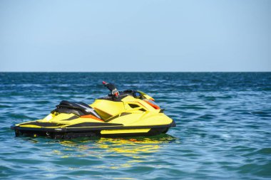Su scooter dalgalar deniz su üzerinde yüzen