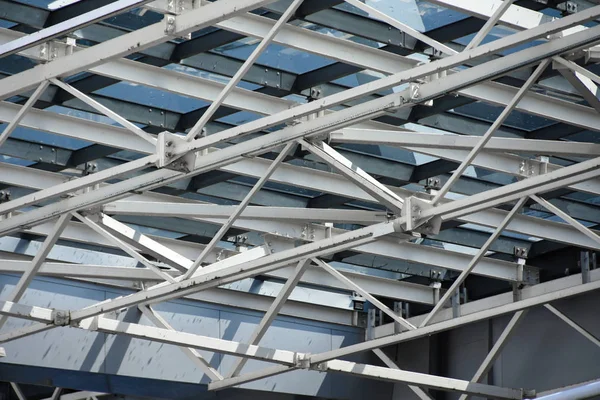 Büyük metal yapılar ve modern bir binada bir bardak yapılmış bir çatı