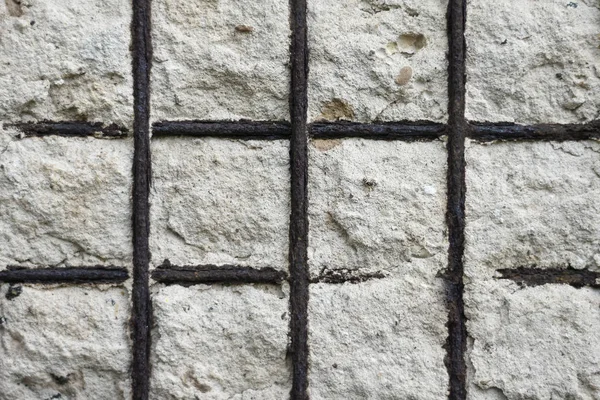 Arka plan beton duvarla bir binanın içinde metal eski kafes