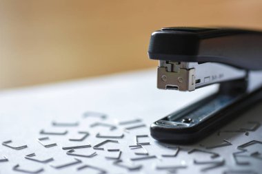 Zımba ve ofis ofis masasında beyaz kağıt üzerinde zımba