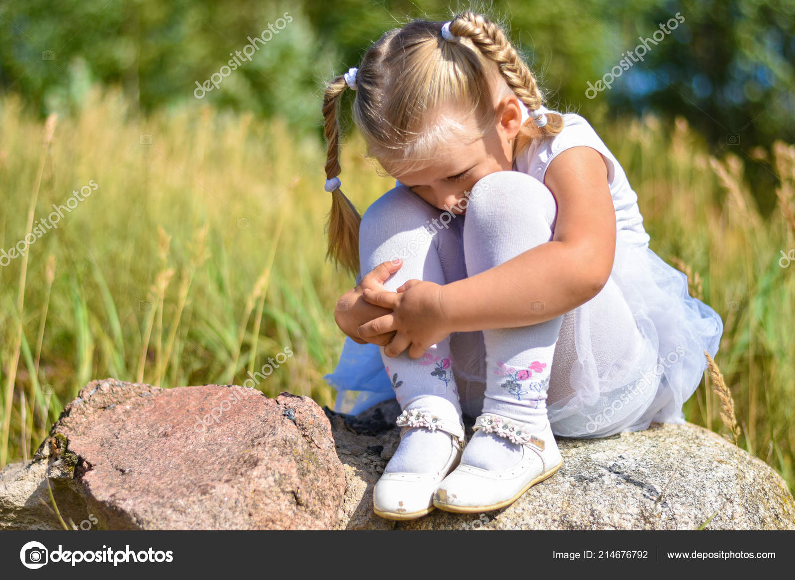 Маленькая девочка плачет. Стихи вот и кончилось лето. Мемы про лето. При плаче ребенок морщится с открытым ртом. Скоро лето.