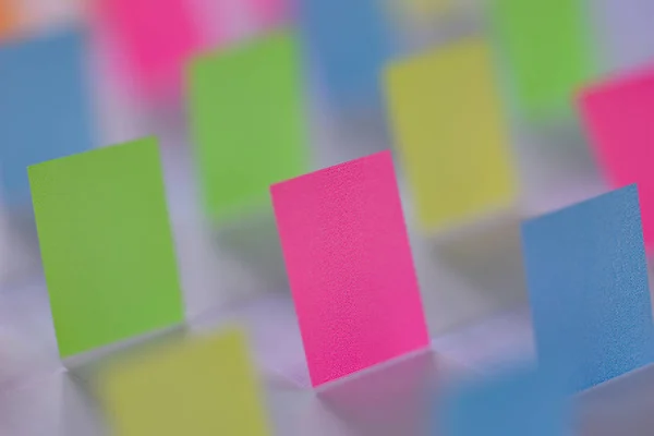 Φόντο χρωματισμένο μνήμη αυτοκόλλητα τοποθετούνται κάθετα για σημειώσεις σχετικά με τη Λευκή Βίβλο — Φωτογραφία Αρχείου
