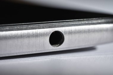 Radyo sinyalleriyle iletilen kriko smartphone metal çerçeve üzerindeki bağlantı izole makro fotoğrafçılık
