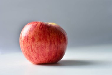 Beyaz masa, closeup izole kırmızı elma