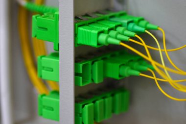 Kabine Telekomünikasyonda birçok optik yama halatlar