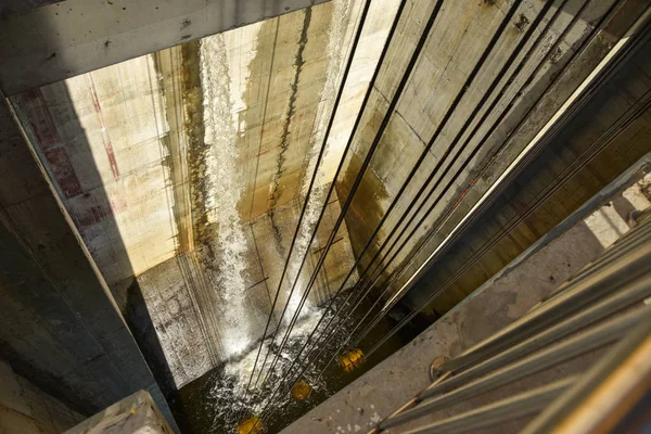 Kabel fiel ins Wasserkraftwerk — Stockfoto