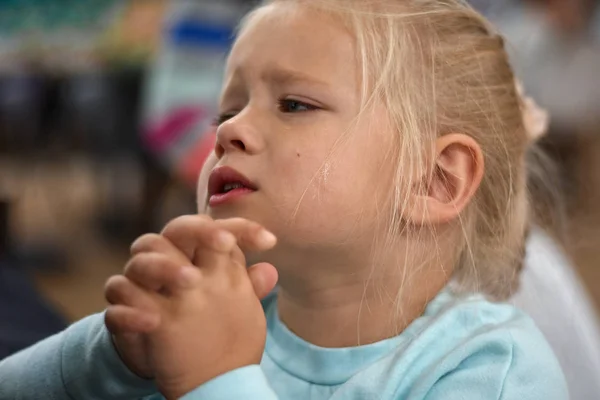 The little girl cries and asks to buy a toy from her mother, portrait, tears — Stock Photo, Image