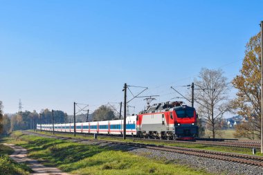 Ağaçları arasında trenle seyahat tren araba hızlı